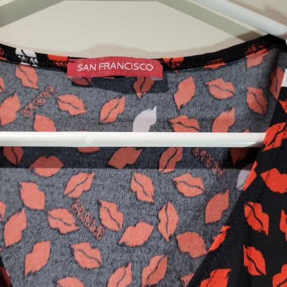 💙 Whimsical Lips Dress - Picture 2 of 3